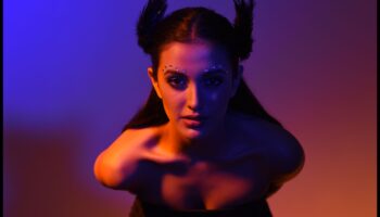 DIY fotografēšanas apgaismojuma paņēmieni: ēnas un izcēlumi